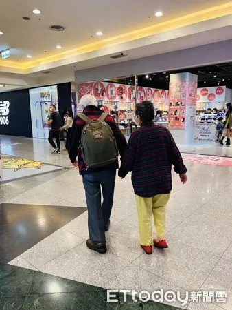 ▲信義威秀直擊「老夫妻最動人一幕」　1細節她羨煞：這就是一輩子。（圖／Why Why Lin授權引用）