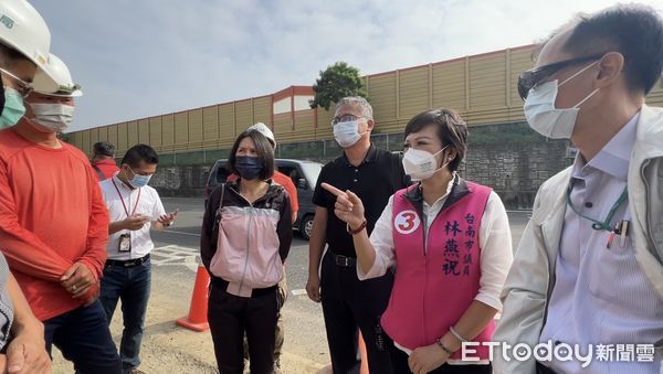 ▲台南市永康區高速二街旁民宅，因工務局施工造成嚴重崩塌、地基掏空，市議員林燕祝會同市府官員前往受損民宅會勘，要求市府盡快解決賠償。（圖／記者林悅翻攝，下同）