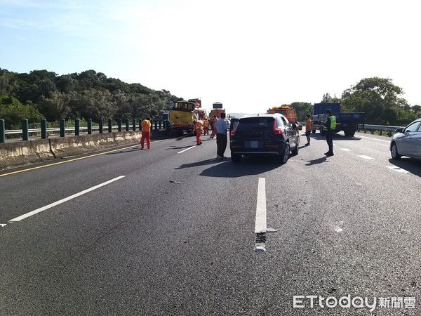 ▲▼國道1號南下苗栗後龍路段132.8公里處今(24)日下午2時46分發生車禍。（圖／記者蔡文淵翻攝）