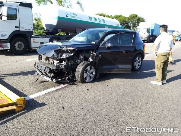 ▲▼國道1號南下苗栗後龍路段132.8公里處今(24)日下午2時46分發生車禍。（圖／記者蔡文淵翻攝）