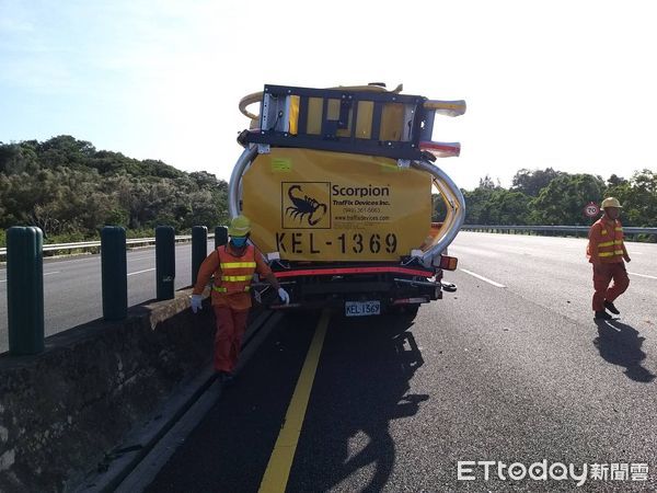 ▲▼國道1號南下苗栗後龍路段132.8公里處今(24)日下午2時46分發生車禍。（圖／記者蔡文淵翻攝）