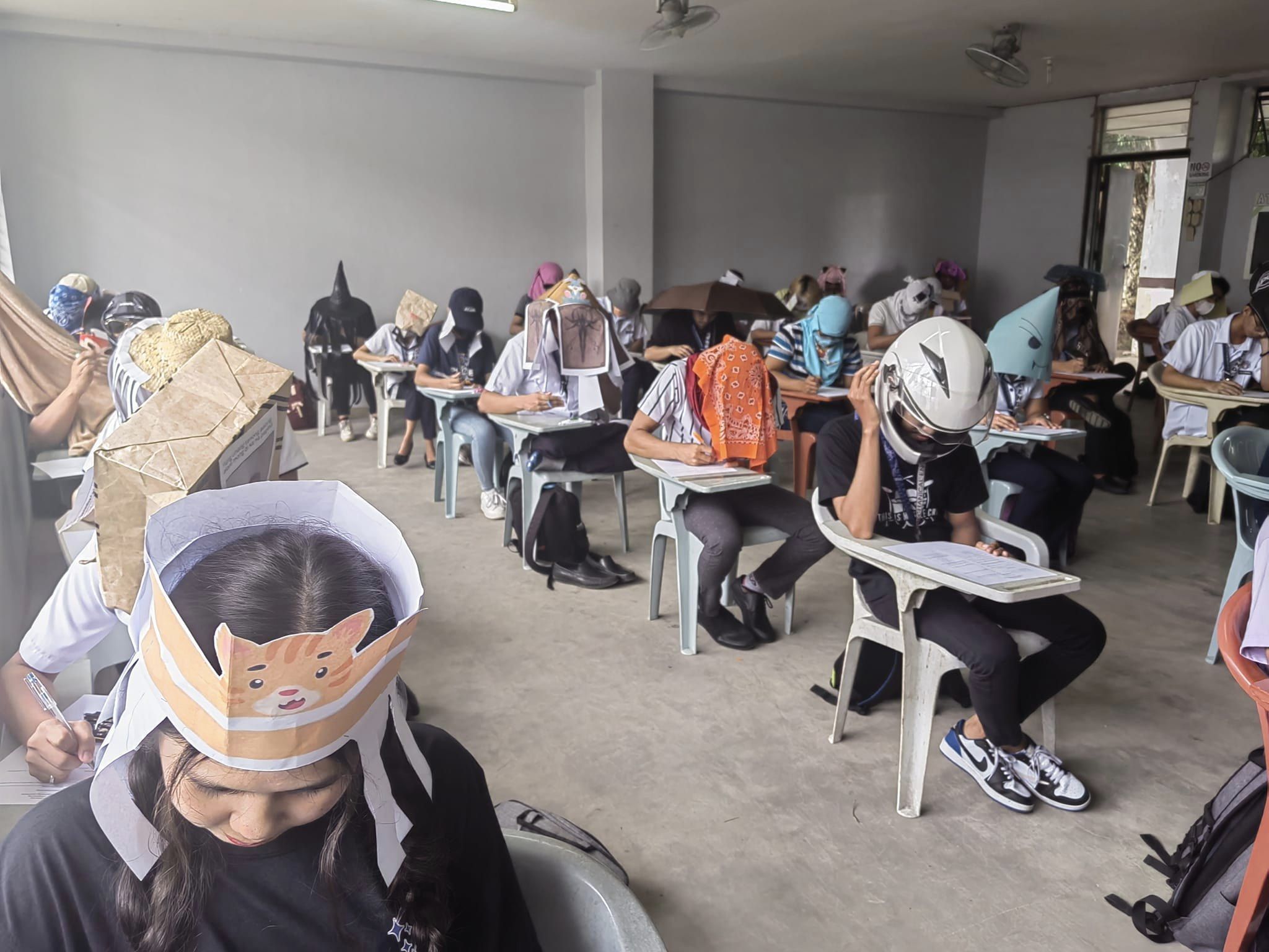 ▲菲律賓一位大學教授為防止作弊，讓學生們頭戴「防作弊帽」參加考試。(圖／翻攝自Facebook／Mandane-Ortiz R Mary Joy)