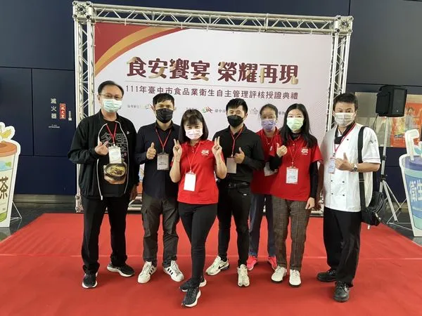 ▲豐原太平洋百貨餐飲　再次榮獲特優食安模範生。（圖／豐原太平洋百貨提供）