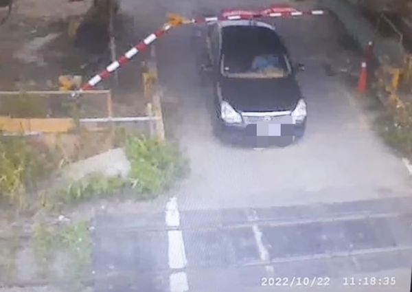 ▲▼台南轎車卡鐵軌。（圖／警方提供）