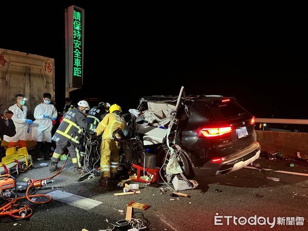 BMW國3擦撞聯結車　駕駛骨折送醫。（圖／記者蔡文淵翻攝）