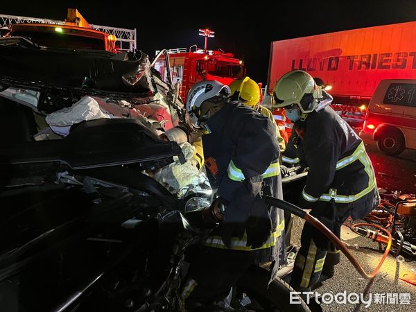 BMW國3擦撞聯結車　駕駛骨折送醫。（圖／記者蔡文淵翻攝）