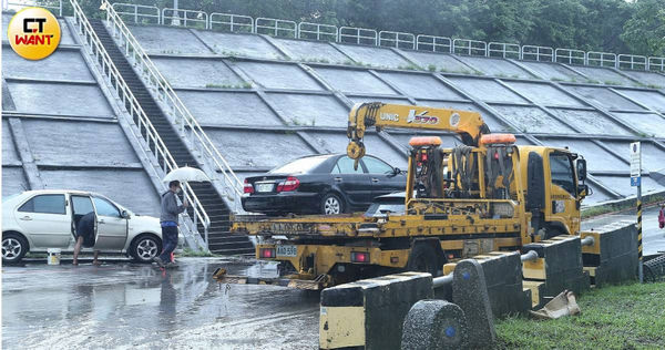如果沒有加保颱風洪水險，這次因颱風帶來的大雨而泡水的車子無法理賠。（圖／李宗明攝）