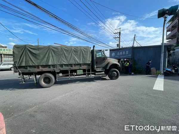 ▲▼母女遭軍用卡車撞擊，當場失去心跳。（圖／記者陳雕文翻攝）