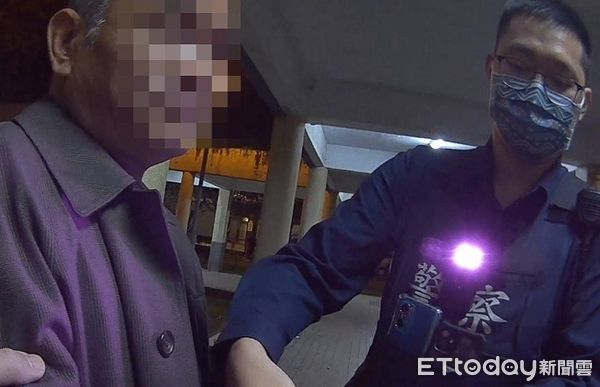 ▲▼經查證身份發現酒醉的詹姓男子為詐欺通緝犯，依法逮捕。（圖／桃園警分局提供）