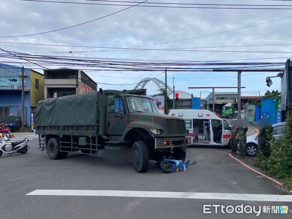 ▲三峽發生軍卡與機車擦撞，釀2死。（圖／記者陳雕文翻攝）