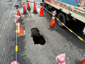 台南東區路面發生掏空塌陷　曾之婕請市府封路補填