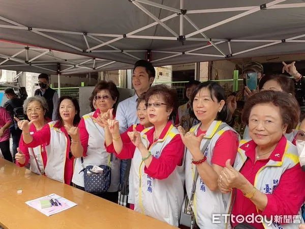 ▲蔣萬安台灣省城隍廟參香。（圖／記者呂晏慈攝，下圖同）