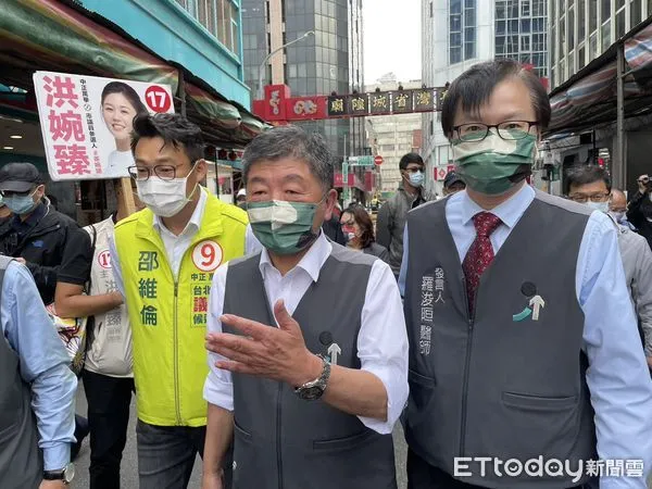 ▲陳時中台灣省城隍廟參香。（圖／記者呂晏慈攝，下圖同）