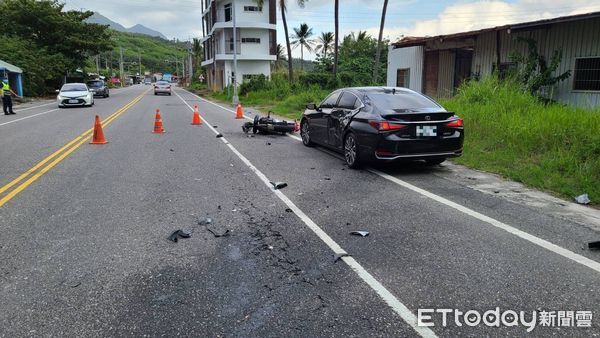 ▲黑色自小客車跨越雙黃線超車，撞上對向重機。（圖／台東縣警察局提供，下同）