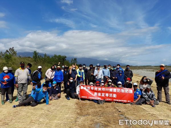 ▲台東環保局今實行卑南溪稻草蓆覆蓋工。（圖／記者楊漢聲翻攝）