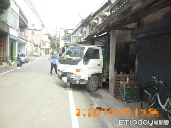 ▲▼貨車路邊臨停，駕駛下車買飲料忘拉手剎車，貨車向後滑行撞進民宅，幸未造成人員傷亡。（圖／記者蔡文淵翻攝）