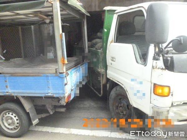 ▲▼貨車路邊臨停，駕駛下車買飲料忘拉手剎車，貨車向後滑行撞進民宅，幸未造成人員傷亡。（圖／記者蔡文淵翻攝）