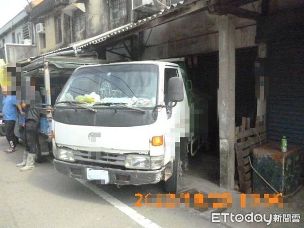 ▲▼貨車路邊臨停，駕駛下車買飲料忘拉手剎車，貨車向後滑行撞進民宅，幸未造成人員傷亡。（圖／記者蔡文淵翻攝）