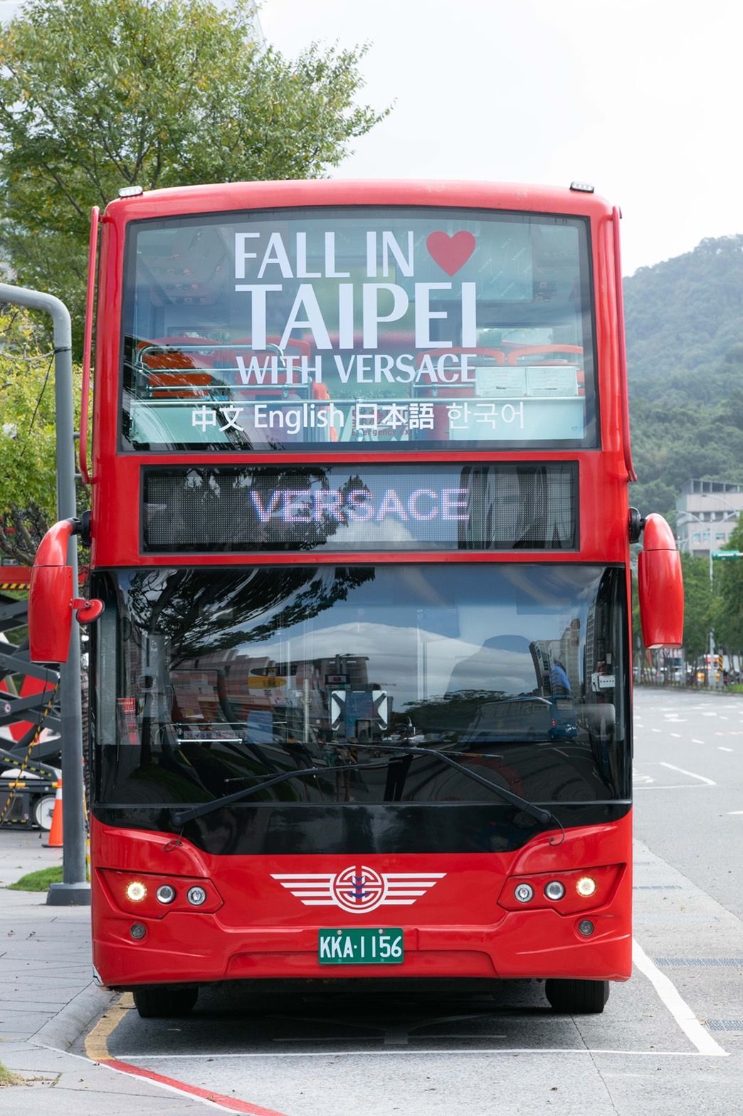 ▲《 Fall In Taipei With VERSACE 》觀光巴士  。（圖／攝影師Vincent Huang）