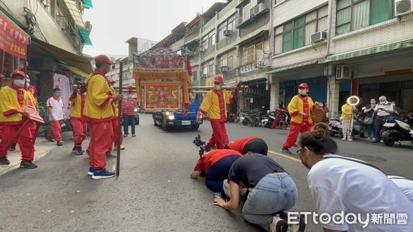 ▲糖廠媽祖來到高雄，臨時加碼行程前往一名里長候選人服務處             。（圖／記者吳奕靖攝）