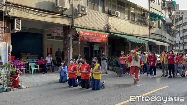 ▲糖廠媽祖來到高雄，臨時加碼行程前往一名里長候選人服務處             。（圖／記者吳奕靖攝）