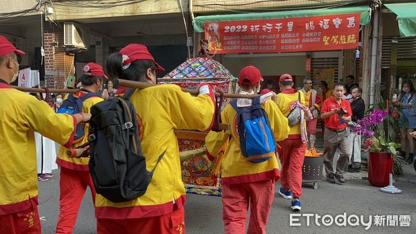 ▲糖廠媽祖來到高雄，臨時加碼行程前往一名里長候選人服務處             。（圖／記者吳奕靖攝）