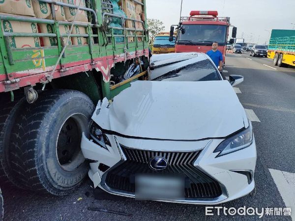 ▲國道一號發生車輛追撞事故。（圖／記者許宥孺翻攝）