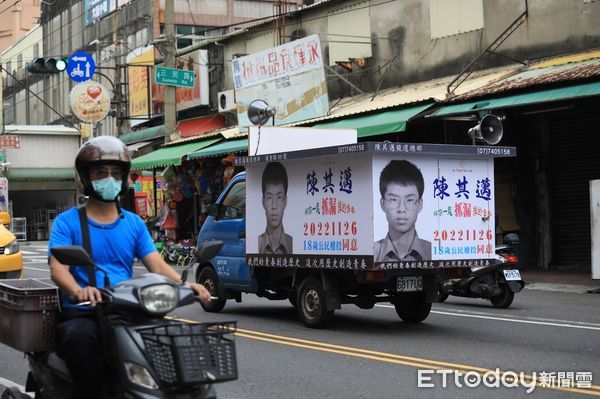 ▲高雄市長陳其邁的宣傳車，在高雄市街道跑，宣傳「18歲公民權」             。（圖／記者吳奕靖翻攝）