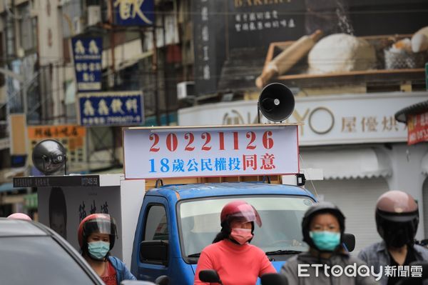 ▲高雄市長陳其邁的宣傳車，在高雄市街道跑，宣傳「18歲公民權」             。（圖／記者吳奕靖翻攝）