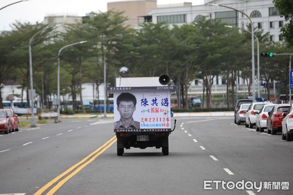 ▲高雄市長陳其邁的宣傳車，在高雄市街道跑，宣傳「18歲公民權」             。（圖／記者吳奕靖翻攝）