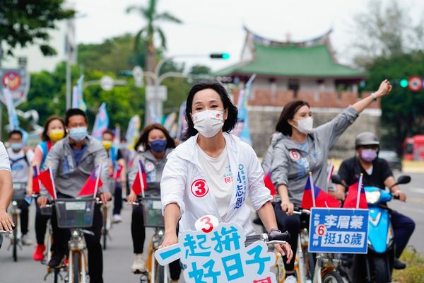 選戰倒數一個月　柯志恩騎單車衝刺（圖／柯志恩競選辦公室提供）