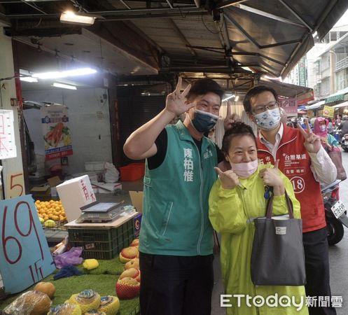 ▲台灣基進左楠區候選人陳子瑜找來陳柏惟一起掃街             。（圖／記者吳奕靖翻攝）