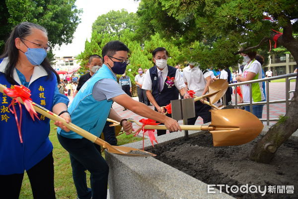 ▲南崗國中校舍重建落成啟用，師生歡欣「入新厝」。（圖／南投縣政府提供）