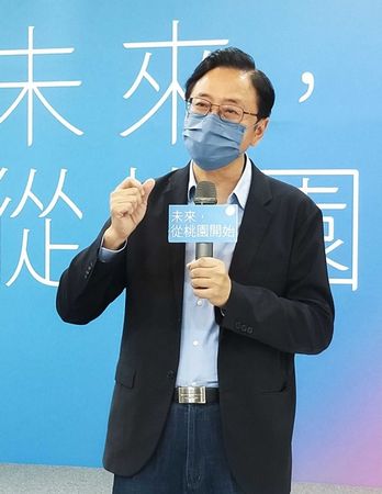 ▲張善政以對比方式，抨擊鄭運鵬的雙標行為指出：他與對岸網軍作戰之際　鄭運鵬正大賺人民幣