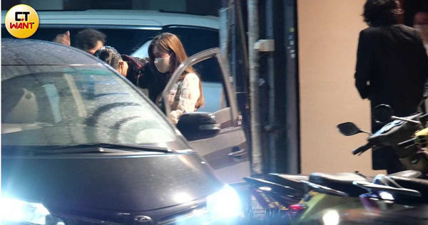 伸手護著林志玲的AKIRA，等愛妻上車後才跟著入車就坐，十分貼心。（圖／本刊攝影組）