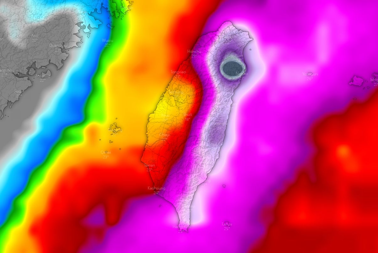 ▲週六到下週三為降雨最劇烈的時段，半個台灣累積雨量「紫到發黑」。（圖為雨量預測圖／翻攝自Facebook／台灣颱風論壇｜天氣特急）