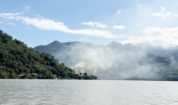 ▲桃園市大溪區石門水庫上游薑母島今（26）日傳出住宅火警，現場冒出大量濃煙。（圖／熱心民眾提供）