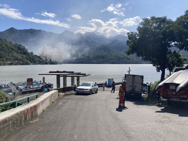 ▲桃園市大溪區石門水庫上游薑母島今（26）日傳出住宅火警，消防車停放在遊艇碼頭上。（圖／熱心民眾提供）