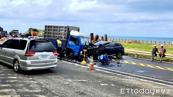 ▲▼台2線濱海公路76公里處今(26)日下午1時35分發生車禍。（圖／記者郭世賢翻攝）