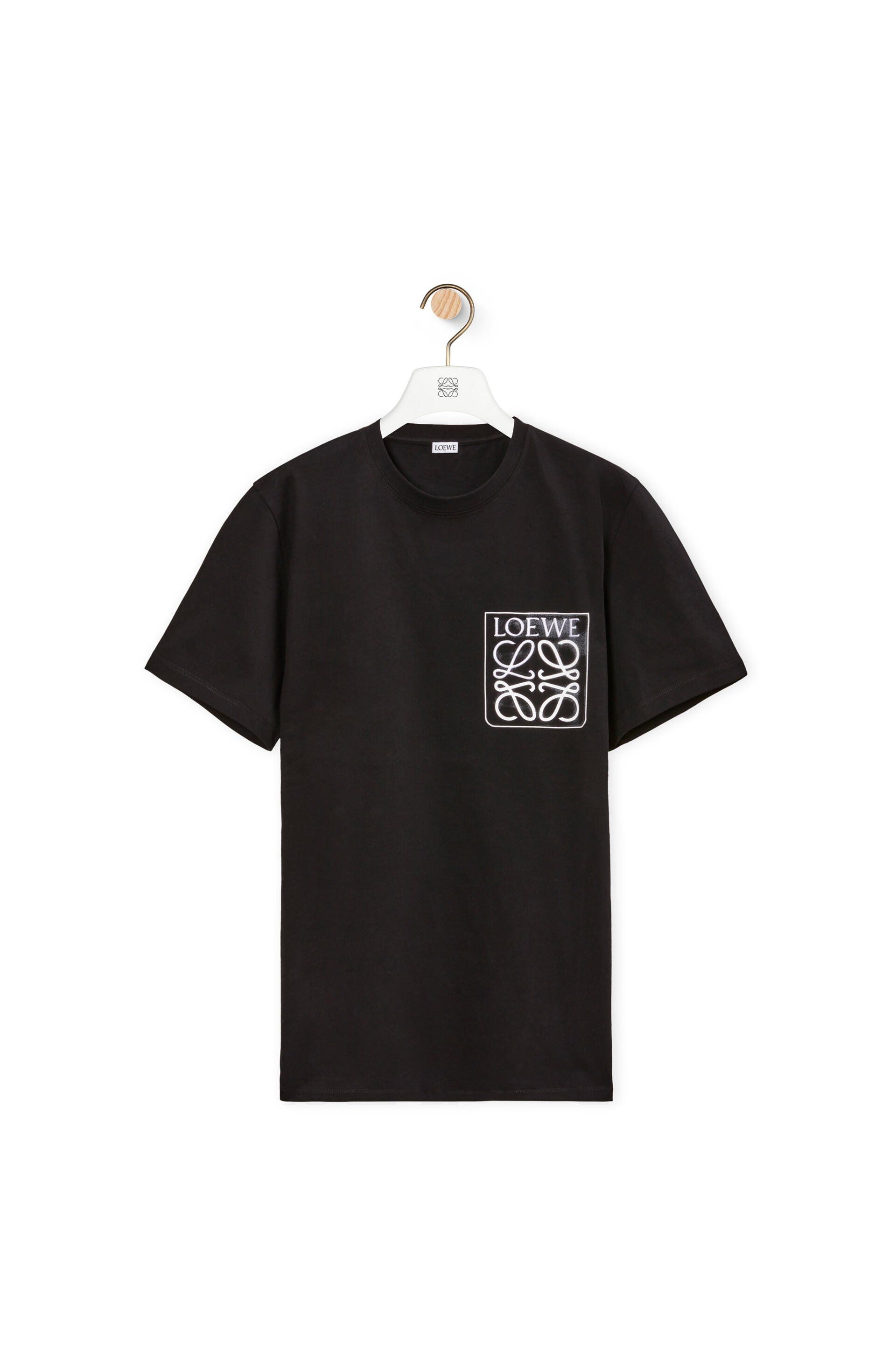 ▲看似平平無奇的素色T-shirt卻因為胸口的皮標Logo而變的亮眼，成為日常也能穿上身的獨特單品。（圖／翻攝自Loewe官網）