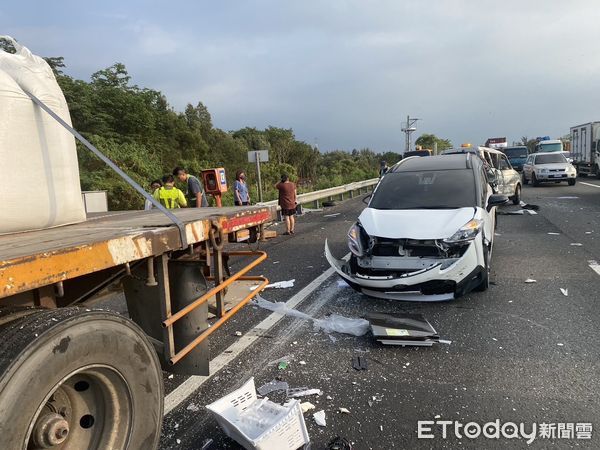 ▲國道1號北向岡山路段，一輛聯結車煞車不及，陸續追撞前方4台小型車。（圖／記者陳宏瑞翻攝）