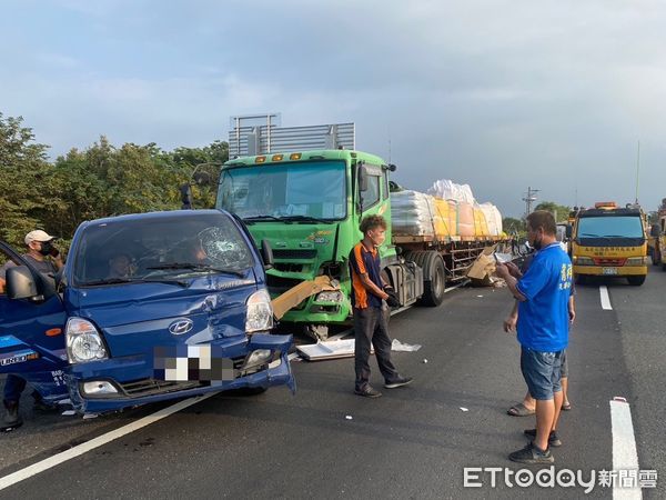 ▲國道1號北向岡山路段，一輛聯結車煞車不及，陸續追撞前方4台小型車。（圖／記者陳宏瑞翻攝）