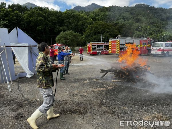 ▲台南市消防局南化消防分隊，26日結合台南關山里在地居民，辦理關山里自救隊集結滅火演練。（圖／記者林悅翻攝，下同）