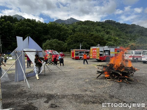 ▲台南市消防局南化消防分隊，26日結合台南關山里在地居民，辦理關山里自救隊集結滅火演練。（圖／記者林悅翻攝，下同）