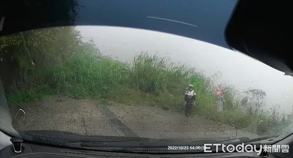 ▲▼2員警不畏豪雨落石，翻越整座山脈搜尋，終於見到受困山區的曾姓騎士。（圖／玉里警分局提供，下同）