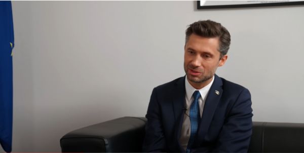 ▲▼瑞典YouTuber盧卡斯（Lukas Engstr&ouml;m）訪問歐盟駐台代表高哲夫（Filip Grzegorzewski）。（圖／翻攝自YouTube／外國人介紹台灣 - Lukas in Taiwan (盧卡斯)）