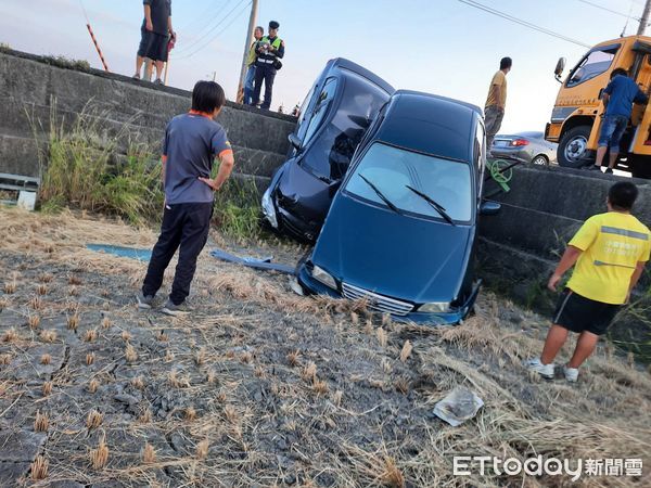 ▲▼２車在無號誌路口碰撞後栽進路旁田裡，車頭朝下相疊在一起，２車共３人輕傷。（圖／記者蔡文淵翻攝）