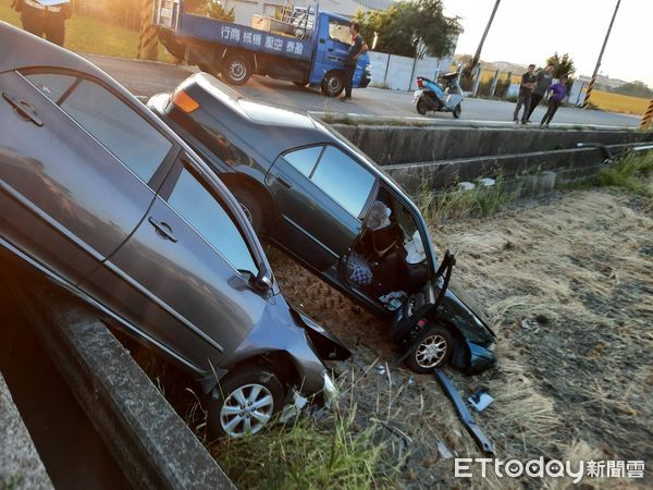 ▲▼２車在無號誌路口碰撞後栽進路旁田裡，車頭朝下相疊在一起，２車共３人輕傷。（圖／記者蔡文淵翻攝）