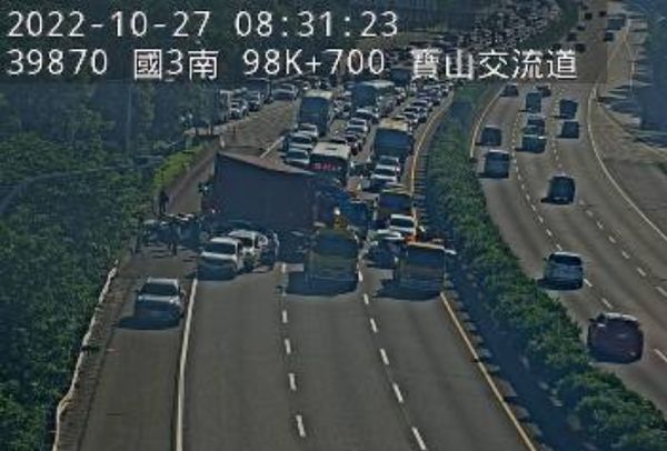 ▲▼國道3號南向新竹寶山段1大貨車、8自小客追撞。（圖／翻攝國道監視器）