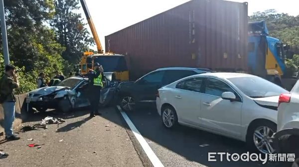 ▲▼國道3號南下新竹寶山段9車追撞。（圖／記者陳凱力翻攝）